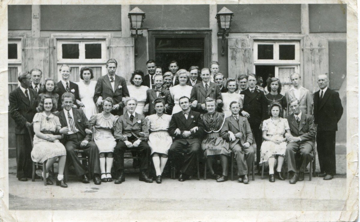 Tanzschule 1948 Gruppe vor dem Haus Foschepoth