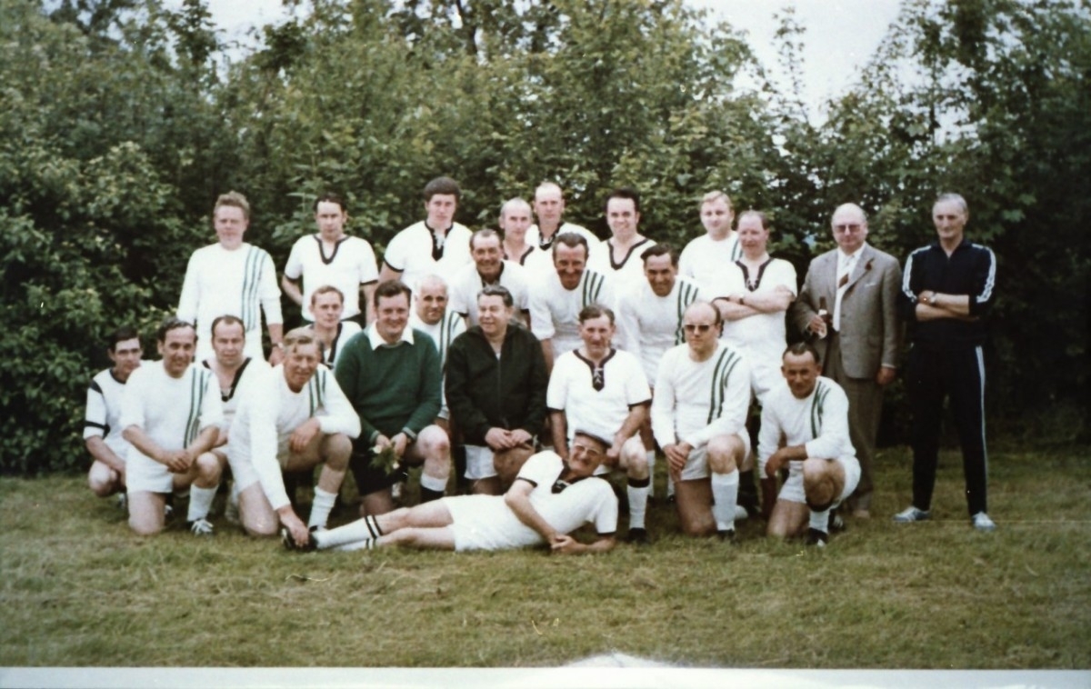 St. Hubertus-Kirchenvorstand 1972 H.v.l. Jupp Stratmann, Heinz Nölken, Alois Hagedorn, Hubert Kaiser, Hans Zöllner, Franz Schulte Linnemann, Vikar Alfons Dicke, Gernot Lange, Jupp Koerdt, Franz Wiek. M.v.l. Franz Foschepoth, Alfons Volmer, Alfons Spierling, Jupp Wulf, Theo Kaiser, Theo Wiese, Josef Foschepoth, Vikar Herr aus Wambeln. V.v.l. Jüppe Vickermann, Theo Hilger, Pastor Alfons Striegert, Fritz Koch, Heiner Kallerhoff, Hubert Foschepoth und liegend Theo Schneider