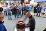 Bürgermeister Garzen beim Fassanstich